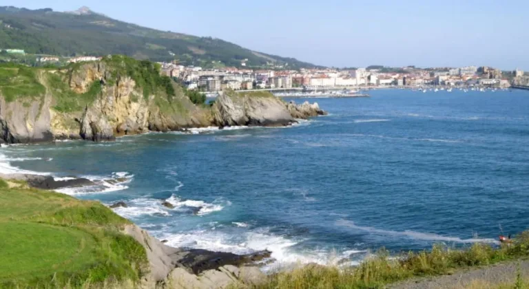 Playa para perros la playa Arcisero en Castro Urdiales Cantabria 768x420